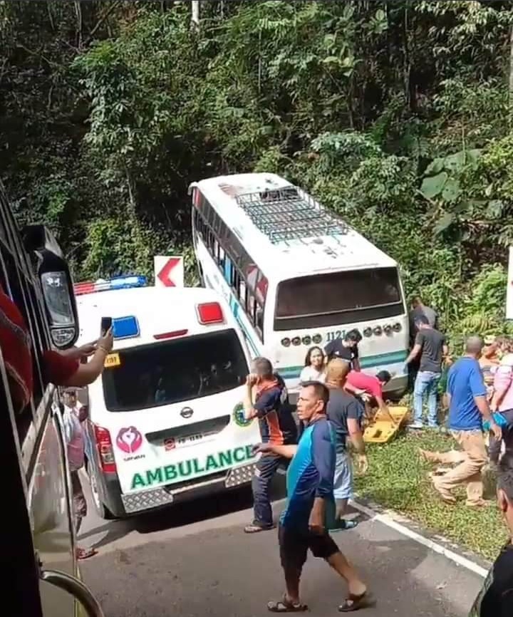 Bus nawad-an og brake, miungad sa kilid sa lasang sa Bilar